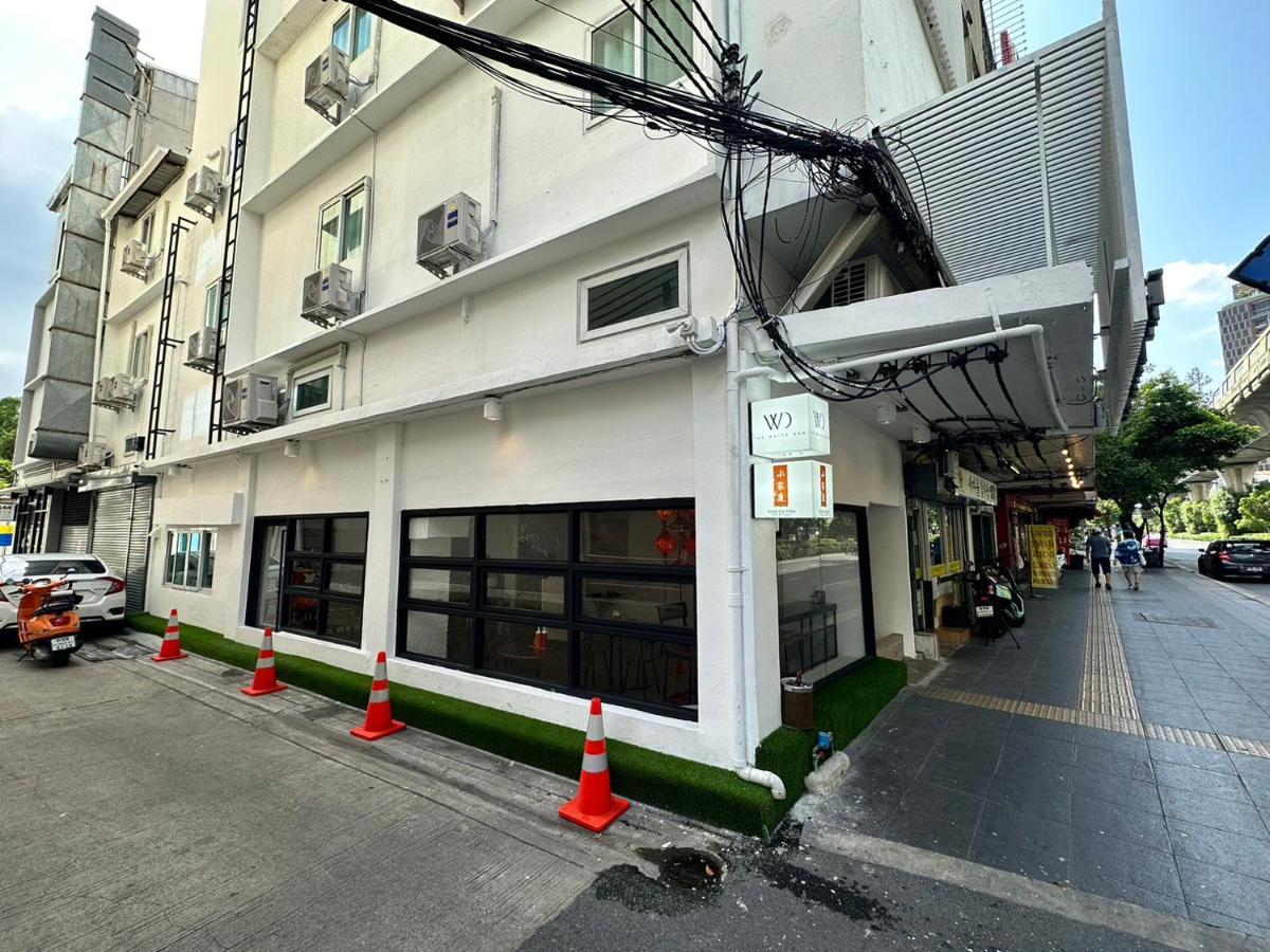 The White Den Sukhumvit 44 Bangkok Exterior foto