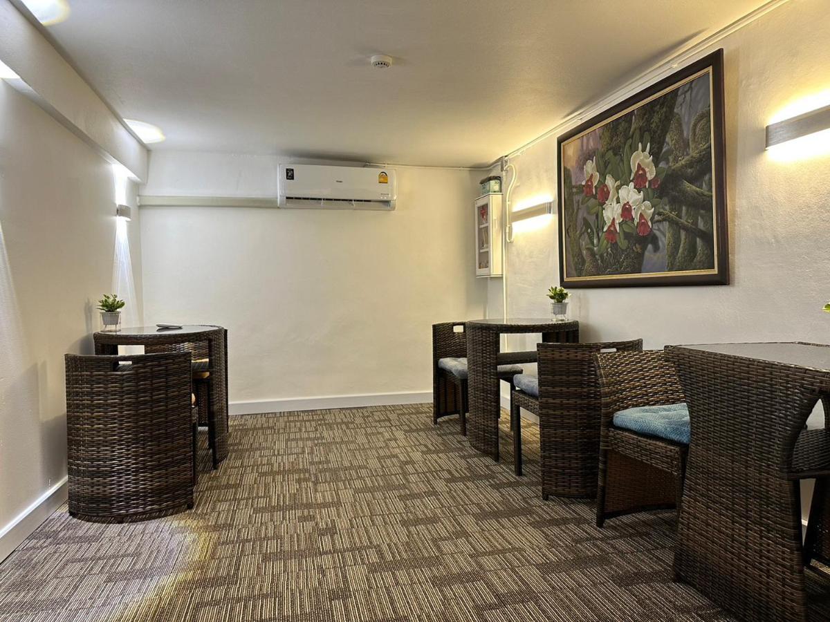The White Den Sukhumvit 44 Bangkok Exterior foto