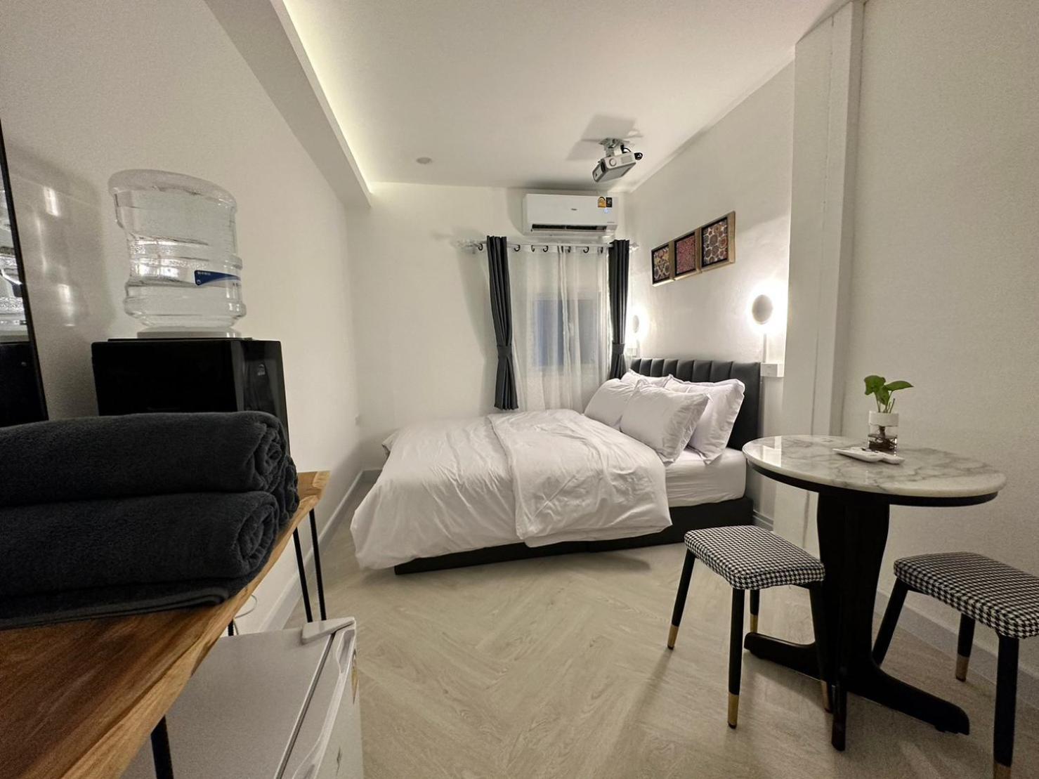 The White Den Sukhumvit 44 Bangkok Exterior foto