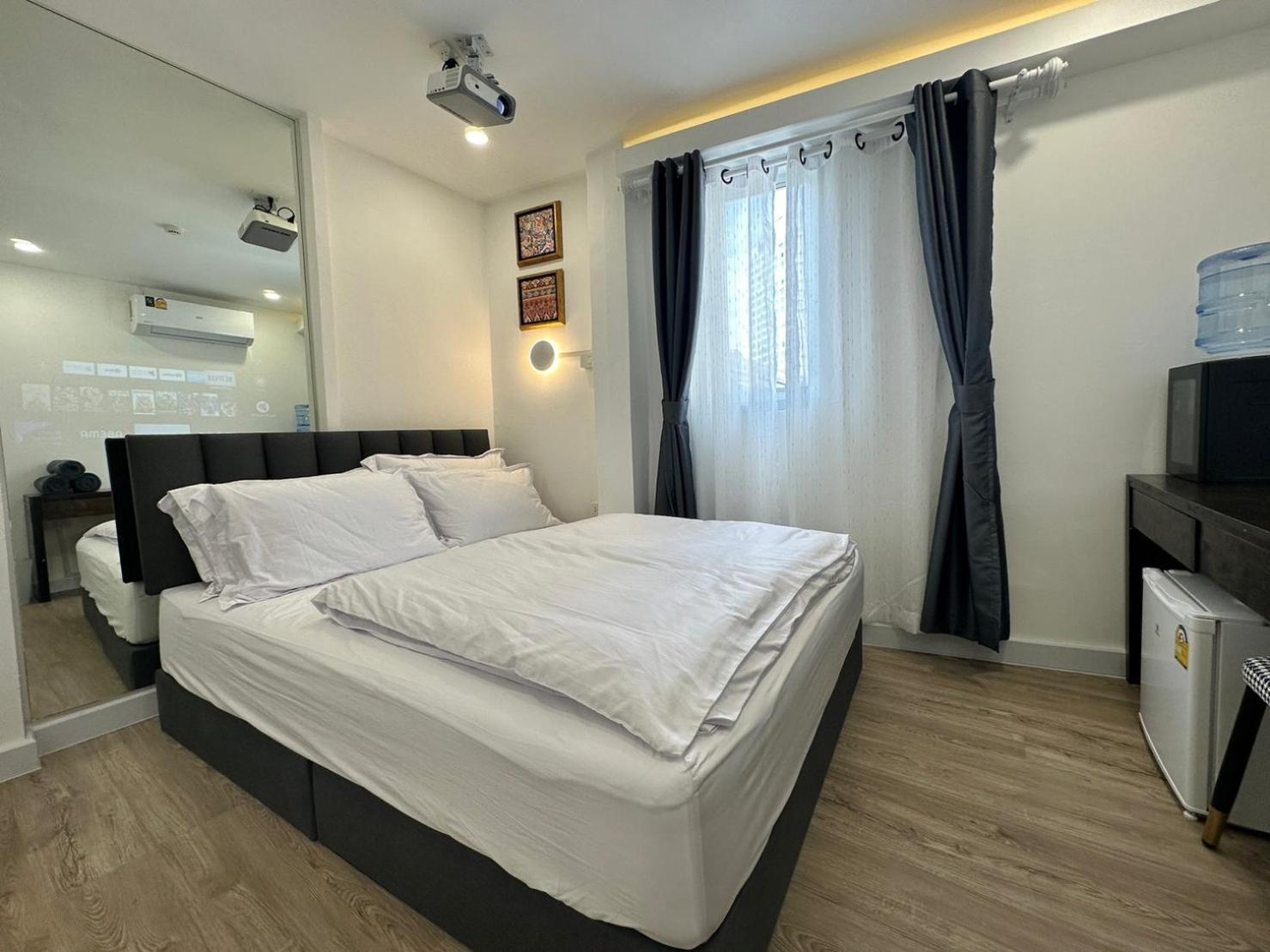 The White Den Sukhumvit 44 Bangkok Exterior foto