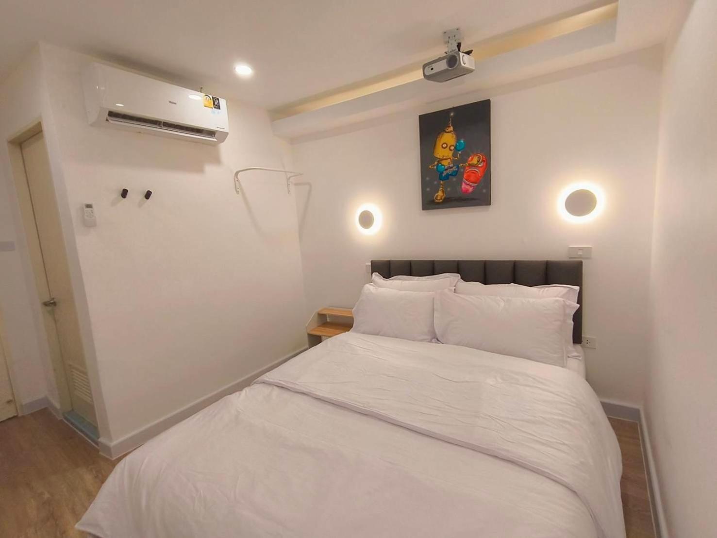 The White Den Sukhumvit 44 Bangkok Exterior foto