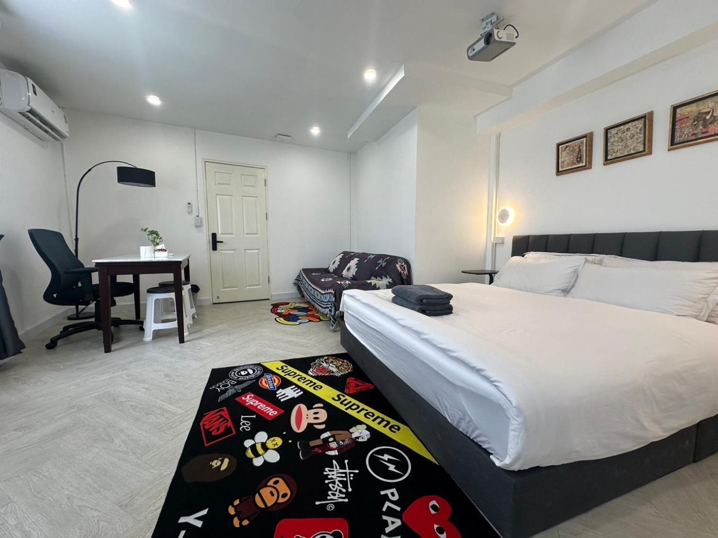 The White Den Sukhumvit 44 Bangkok Exterior foto